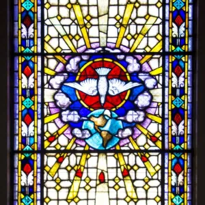 Fenêtre de verre teinté dans une église au Costa Rica. Fenêtre de verre teinté dans une église au Costa Rica.