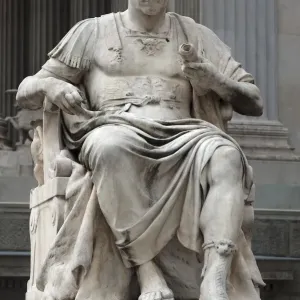Estatua de Julio César, 1900, frente al Parlamento, Viena, Austria. Estatua de Julio César, 1900, frente al Parlamento, Viena, Austria.