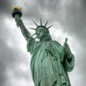 La Statue de la Liberté (NYC) sous un ciel nuageux. La Statue de la Liberté (NYC) sous un ciel nuageux.