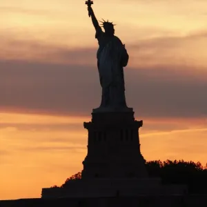 La Statue de la Liberté au coucher du soleil. La Statue de la Liberté au coucher du soleil.