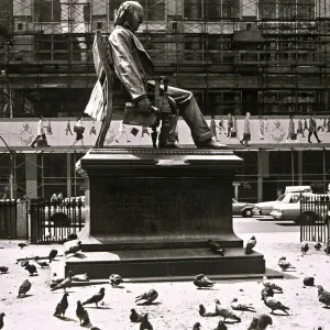 Statue and pigeons, New York City Statue and pigeons, New York City