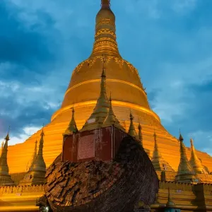 Le stupa de Shwemawdaw Paya à la tombée du jour, Bago, Myanmar. Le stupa de Shwemawdaw Paya à la tombée du jour, Bago, Myanmar.