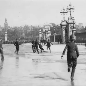 Le suffragette si catenano alle cancellate fuori dal Palazzo di Buckingham, Londra. Le suffragette si catenano alle cancellate fuori dal Palazzo di Buckingham, Londra.