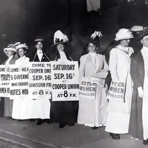 Suffragette che marcia con cartelli. Suffragette che marcia con cartelli.