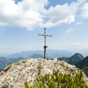 Gipfelkreuz auf dem Lizenitgipfel des Großen Traithensbergs bei 1.852 Metern in den Mangfall Bergen im Oberbayerischen Gebirge Bayern Deutschland Gipfelkreuz auf dem Lizenitgipfel des Großen Traithensbergs bei 1.852 Metern in den Mangfall Bergen im Oberbayerischen Gebirge Bayern Deutschland