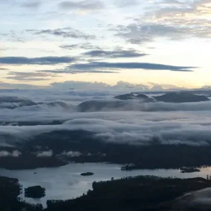 Sonnenuntergang über die Berge im Wolkenhauch des Maskeliya-See aus der Perspektive von Adamspunkt in Sri Pada im zentralen Hochland bei Dalhousie Sonnenuntergang über die Berge im Wolkenhauch des Maskeliya-See aus der Perspektive von Adamspunkt in Sri Pada im zentralen Hochland bei Dalhousie