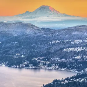 Sunset over Mount Rainier, Lake Sammamish, Bellevue Washington, USA Sunset over Mount Rainier, Lake Sammamish, Bellevue Washington, USA