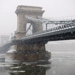 Szechenyi lanchid, or Szechenyi Chain Bridge, over the Danube between Buda and Pest, Budapest, Hungary
