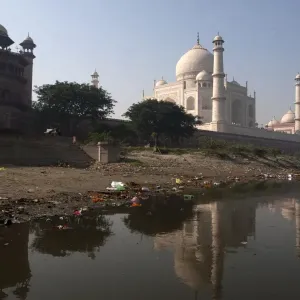 Taj Mahal, en la orilla del río Yamuna. Taj Mahal, en la orilla del río Yamuna.