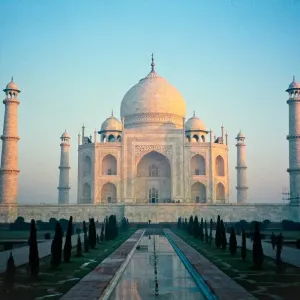 El Taj Mahal al amanecer. El Taj Mahal al amanecer.
