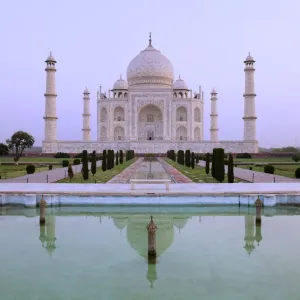 El Taj Mahal reflejado en la piscina. El Taj Mahal reflejado en la piscina.