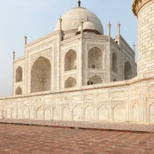 El Taj Mahal es un mausoleo de mármol blanco ubicado en Agra. El Taj Mahal es un mausoleo de mármol blanco ubicado en Agra.