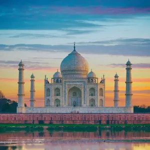 El Taj Mahal y el río Yamuna en Agra, India. El Taj Mahal y el río Yamuna en Agra, India.