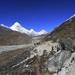 Trekkers on the Thokla Dughla pass