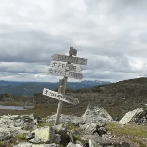 Upland fjell, Peer Gynt Stien hiking trail, signposts at Mt Ruten, 1516m, towards Fefor, Oppland, Norway, Scandinavia, Northern Europe, Europe Upland fjell, Peer Gynt Stien hiking trail, signposts at Mt Ruten, 1516m, towards Fefor, Oppland, Norway, Scandinavia, Northern Europe, Europe