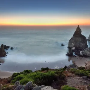 La playa de Ursa en Cabo da Roca en la selva del Parque Natural de Sintra. La playa de Ursa en Cabo da Roca en la selva del Parque Natural de Sintra.