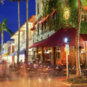 Usa. Miami Beach. Lincoln Road at dusk