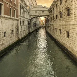 World Famous Bridges Canvas Print Collection: Bridge of Sighs (Ponte dei Sospiri)