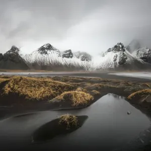 La montagne Vestrahorn avec plage de sable noir à l'est d'Islande. La montagne Vestrahorn avec plage de sable noir à l'est d'Islande.