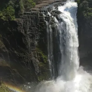 Cataratas de Victoria, caída principal con arcoíris, vista desde Zimbabue, Río Zambezi, Zambia, Zimbabue, África. Cataratas de Victoria, caída principal con arcoíris, vista desde Zimbabue, Río Zambezi, Zambia, Zimbabue, África.
