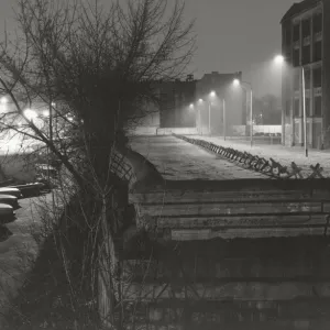 Blick über die Mauer von Berlin im Jahr 1985. Lichter beleuchtete den Inneren-Grenzstreifen (Todesstrecke), mit einem Wachturm und einer unbewohnten Wohnblock in der östlichen Teilberlin, Deutschland, Europa