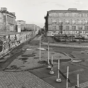 Blick über die Mauer von Berlin im Jahr 1985, Martin-Gropius-Bau auf der Westseite heute