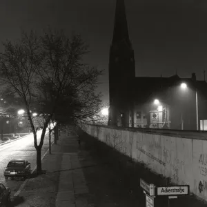 Blick über die Mauer von Berlin im Winter 1985, Berliner Straße mit der Kirche