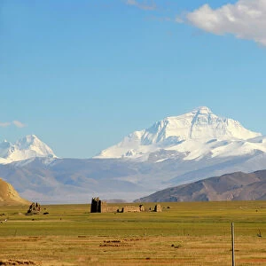 View towards the entire massif of Mount Everest, ruins in the valley near Old Tingri, Himalayas, Central Tibet, U-Tsang, Tibet Autonomous Region, Peoples Republic of China, Asia