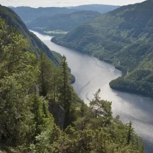 Blick von oben auf das Fjordsäulchen wie Vulkankrug See Bandak in Lardalstigen bei Dalen im Landkreis Skien in der Provinz Telemark Norwegen Nordeuropa Europa Skandinavien Blick von oben auf das Fjordsäulchen wie Vulkankrug See Bandak in Lardalstigen bei Dalen im Landkreis Skien in der Provinz Telemark Norwegen Nordeuropa Europa Skandinavien