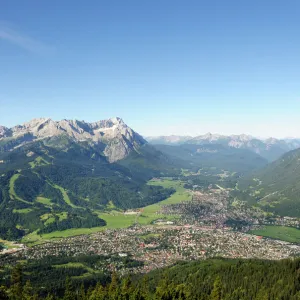 View of Garmisch-Partenkirchen, Zugspitze mountain, Jubilaeumsgrat ridge and Alpspitze mountain as seen from Wank mountain, Upper Bavaria, Bavaria, Germany, Europe