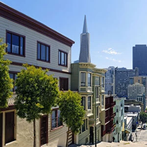 View of Kearny Street with the Transamerica Pyramid, San Francisco, California, USA