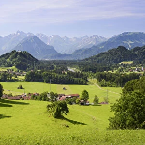 View from Malerwinkel on the valley of the Iller, behind Oberstdorf and the Alps, Hinang, Upper Oberallgau district, Bavaria, Germany