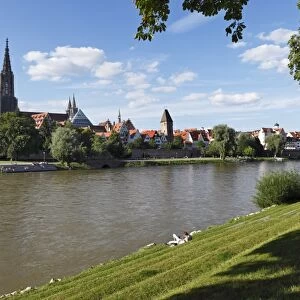 View from New Ulm over the Danube to Ulm with Ulmer Muenster cathedral, Schwaben, Bavaria, Baden-Wuerttemberg, Germany, Europe