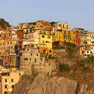 Village with colourful houses by the sea, Manarola, Cinque Terre, UNESCO World Heritage Site, Province of La Spezia, Liguria, Italy