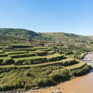 Dörfer der Merinabewohner mit Terrassenreisfeldern über einem Fluss in der Nähe von Antananarivo auf Madagaskar Dörfer der Merinabewohner mit Terrassenreisfeldern über einem Fluss in der Nähe von Antananarivo auf Madagaskar