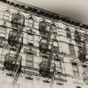 Rendición de época, en tono sepia, de un emblemático lugar de la ciudad de Nueva York: escaleras de incendio en edificio de tenencia en el Lower East Side. Rendición de época, en tono sepia, de un emblemático lugar de la ciudad de Nueva York: escaleras de incendio en edificio de tenencia en el Lower East Side.