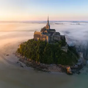 Vue aA rienne du Mont Saint-Michel au lever du soleil