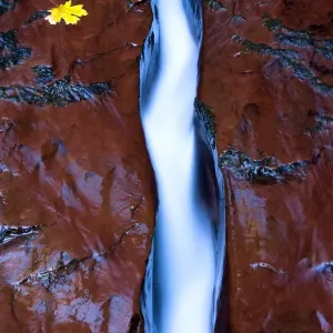 Wasser fließt durch Felsriss Wasser fließt durch Felsriss