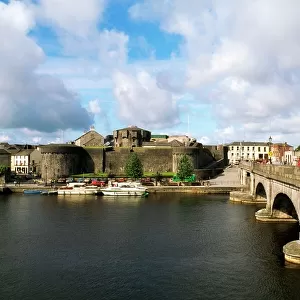 Co Westmeath, Athlone Castle And Bridge, Over River Shannon, Ireland