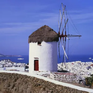 Mühle und Blick auf Mykonos am Meer, Kykladen, Griechenland