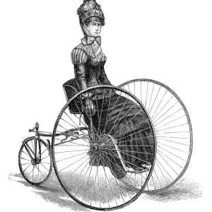 La femme en train de monter une bicyclette Penny Farthing 1885 illustration. La femme en train de monter une bicyclette Penny Farthing 1885 illustration.