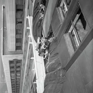 Workers on Side of Empire State Building Workers on Side of Empire State Building