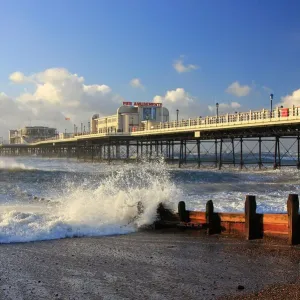 Il molo di Worthing appena dopo l'alba. Il molo di Worthing appena dopo l'alba.