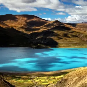 Yamdrok-tso Lake Glowing Blue in Tibet Yamdrok-tso Lake Glowing Blue in Tibet