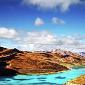 Yamdrok-tso lake glowing in Tibet sun