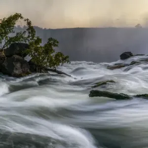 El río Zambezi justo encima de la Catarata Oriental. Victoria Falls. Livingstone. Zambia El río Zambezi justo encima de la Catarata Oriental. Victoria Falls. Livingstone. Zambia