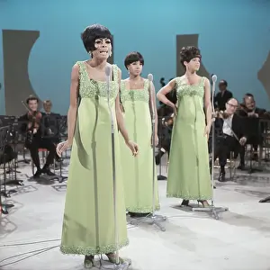 A Timeless Gallery of Motown’s Most Legendary Girl Group: 1965, London, Supremes