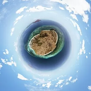 Images Dated 30th December 2016: 360' Bird s-eye Panorama of Kanawa Island, Indonesia