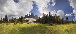 Images Dated 22nd August 2011: 360 panoramic view on Adolf-Munkel-Weg trail, Geisler massif, Villnoesstal valley, Geisler group