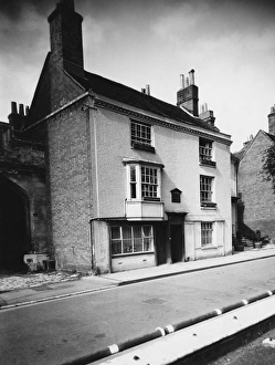 Images Dated 11th August 2011: 8 College Street